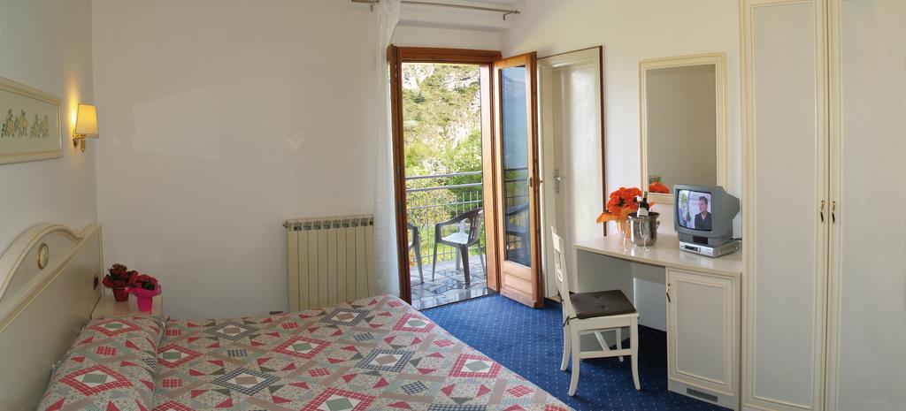 Hotel Rosalpina Riva del Garda Exterior photo
